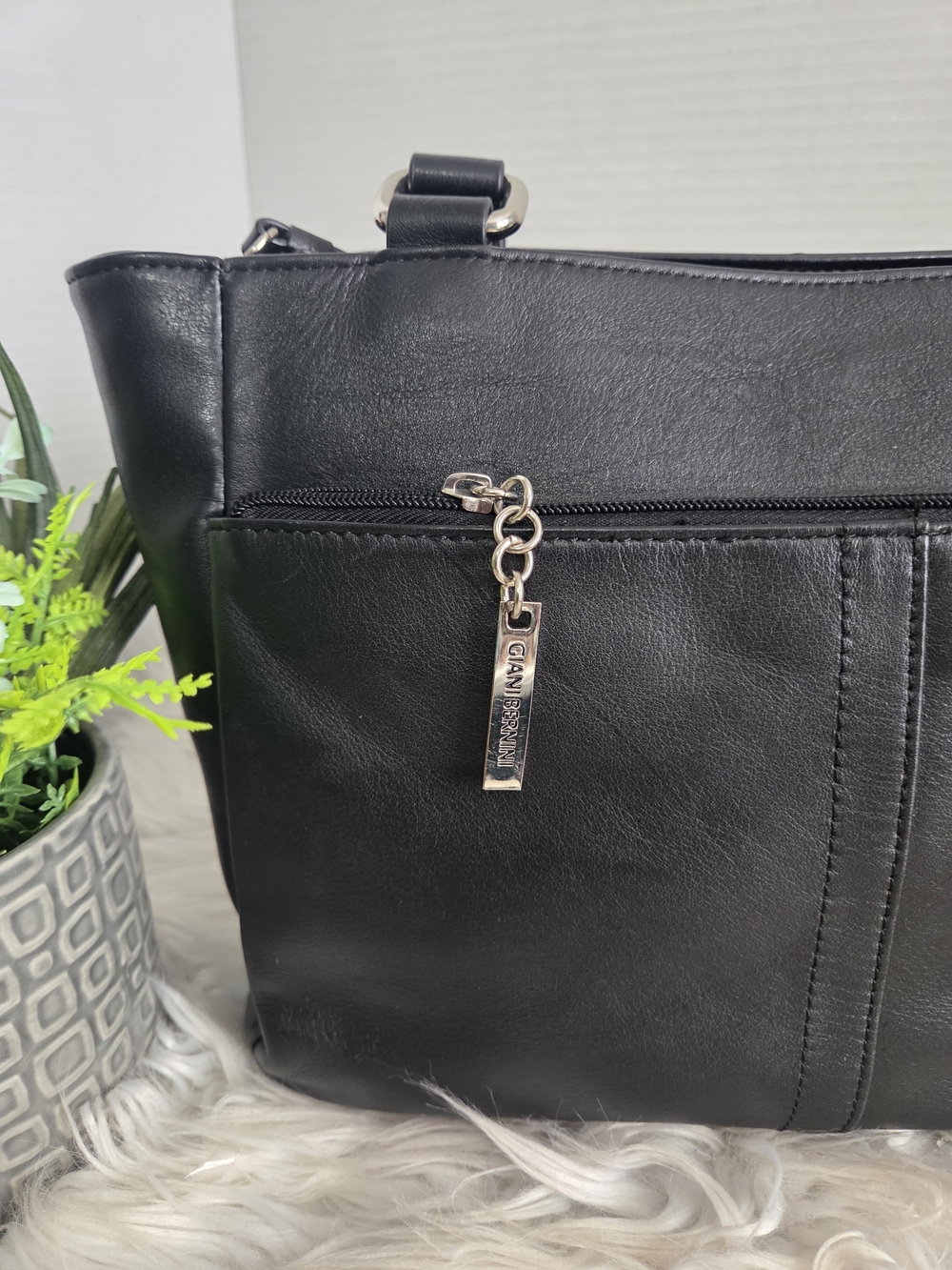 Giani Bernini Black Leather Medium Shoulder Bag. - Picture 6 of 15